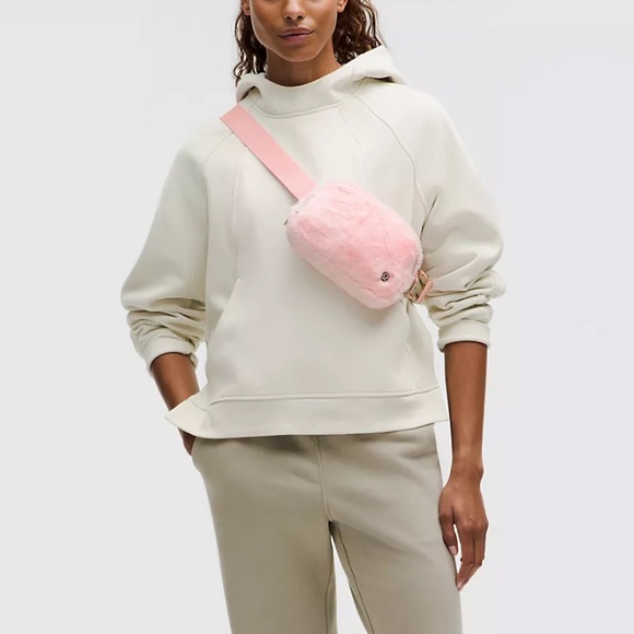 Lululemon Everywhere Belt Bag Plush Fleece in Strawberry Milkshake Pink NWT - Picture 3 of 11